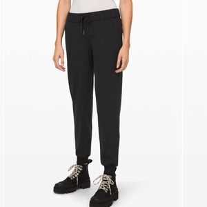 Lululemon On the Fly Jogger Luxtreme (Black, Size 6)